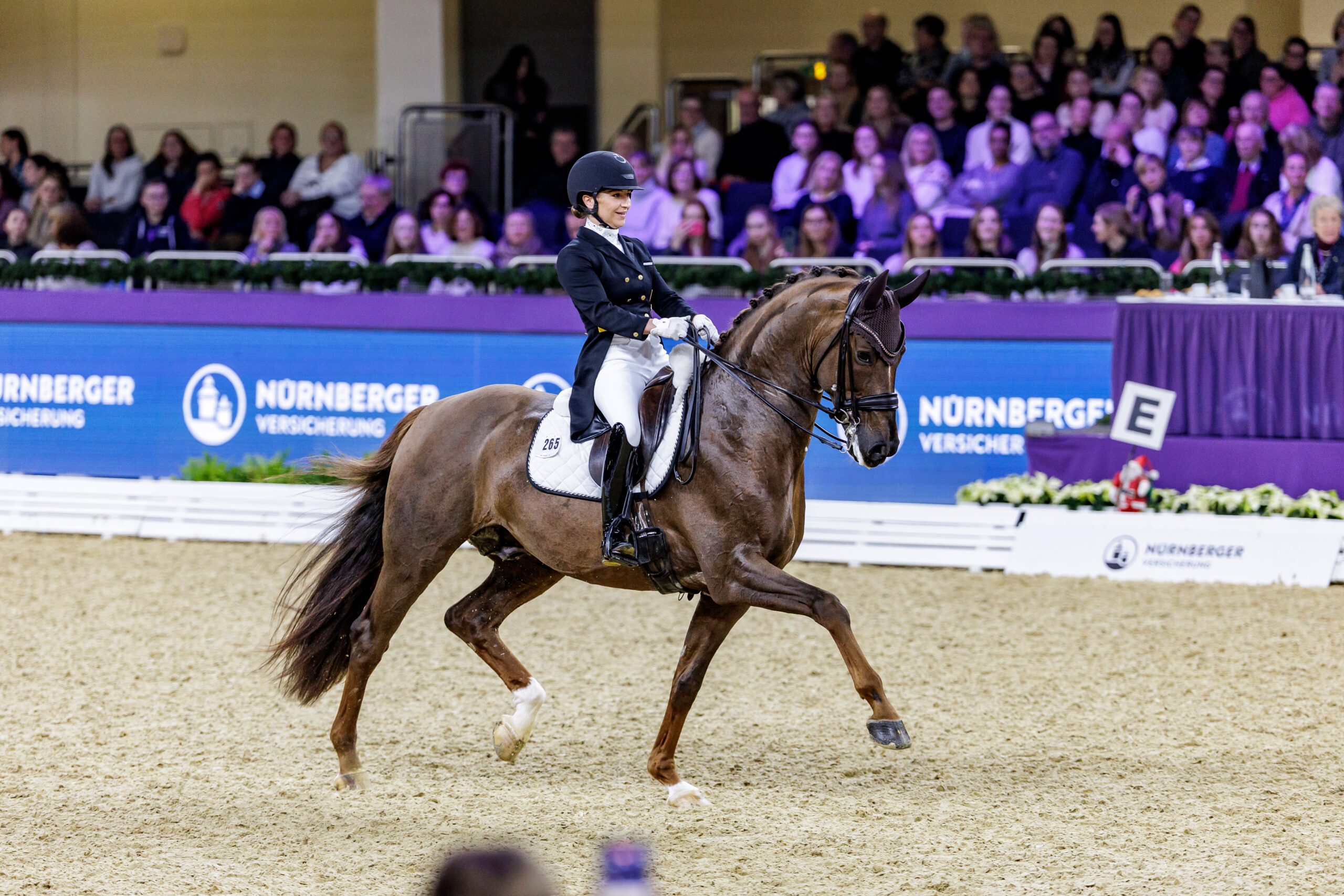 Charlott-Maria Schürmann und Life Time FRH auf den letzten Metern zum Sieg im Nürnberger Burg-Pokal 2025. Foto: sportfotos-lafrentz.de