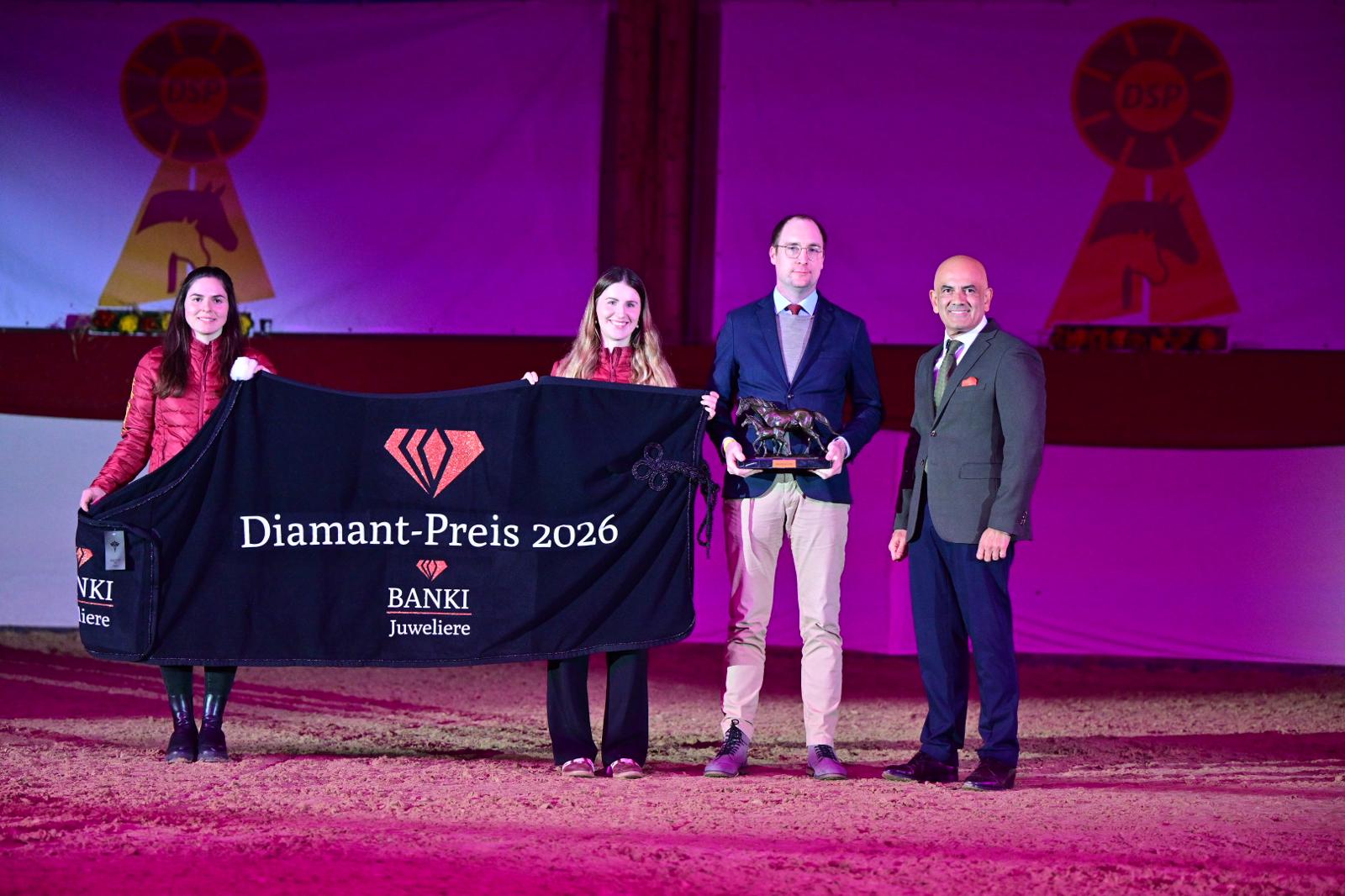 Shadi Banki (re.) konnte sich quasi selbst die Hand reichen bei der Auszeichnung seines Hengstes King George mit dem von ihm gestifteten Diamant-Preis. Foto: Björn Schröder