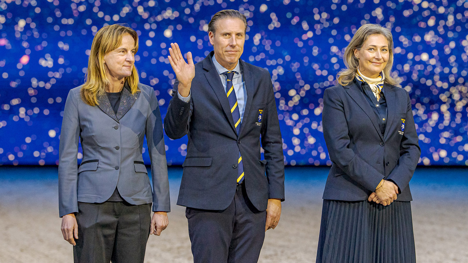 Da war noch alles in Ordnung: Der damalige Generalsekretär des schwedischen Reiterverbandes Johann Fryberg (Mitte) und Präsidentin Sandar Ruuda (rechts) bei einer Siegerehrung in Stockholm 2025. Foto: kimc.nu/Kim Lundin