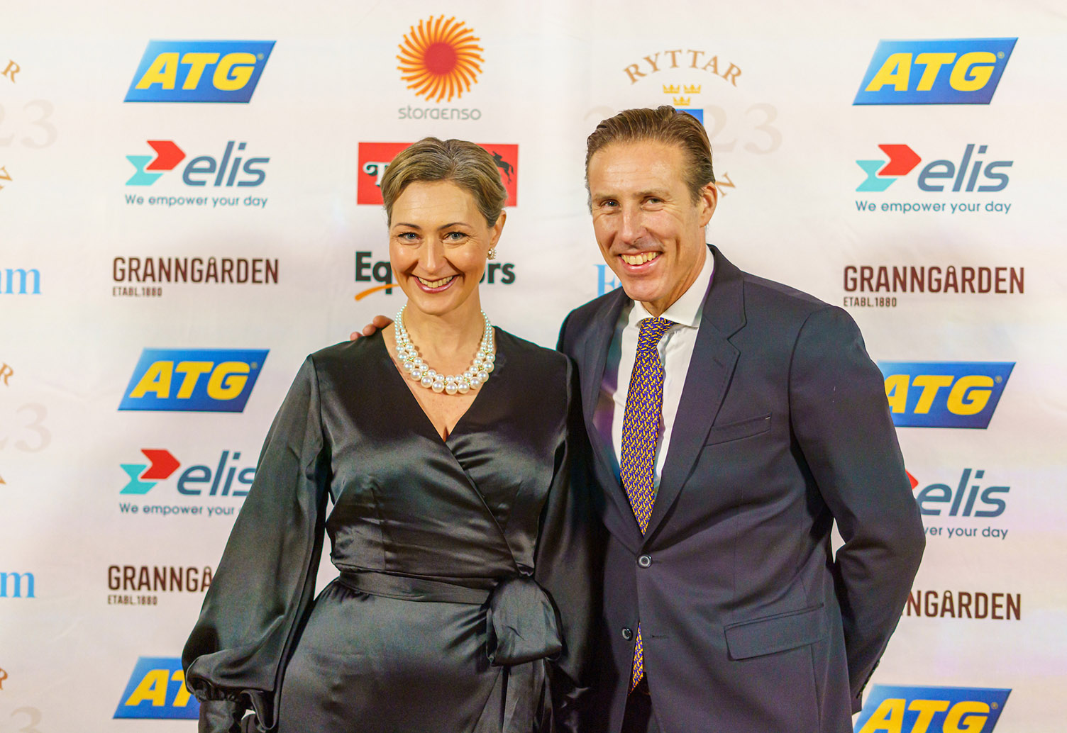 Ein Bild aus besseren Zeiten: Sandra Ruuda, Präsidentin des schwedischen Reiterverbandes und Generalsekretär Johan Fyrberg geben sich auf einer Gala die Ehre. Mittlerweile ist Fyrberg überraschend zurückgetreten. Foto: kimc.nu/Kim Lundin