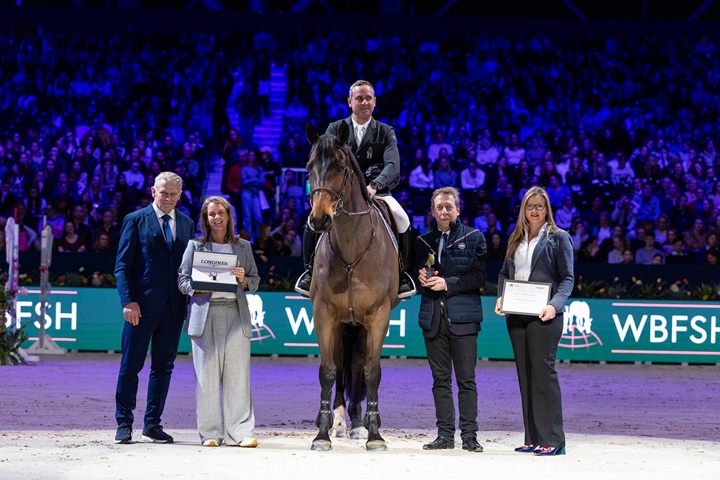 Armand Pette, Vorstandsmitglied des Studbook Selle Francais, sowie Julien Epaillard und Donatello d'Auge nahmen die Auszeichnung entgegen. Foto: DigiShots