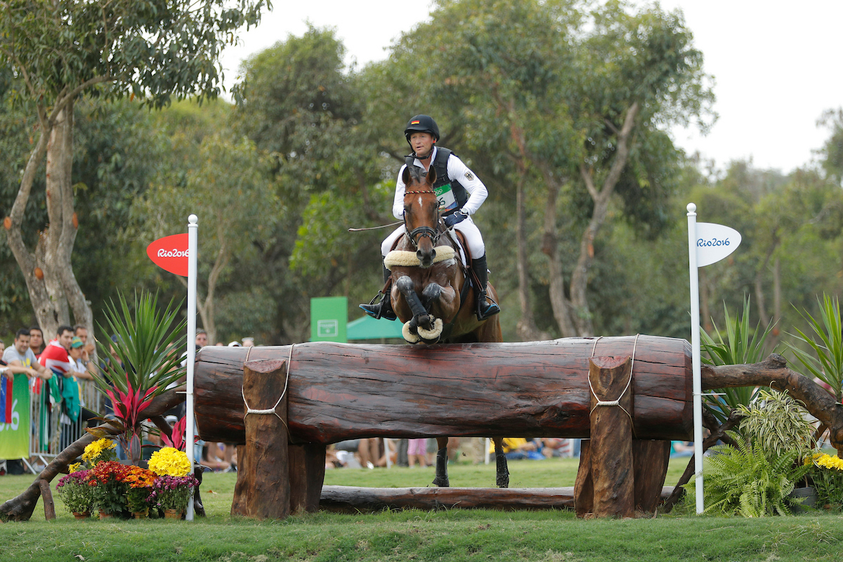 Diese Art die Vorderbeine zu „verknoten“ waren ein Markenzeichen des Württemberger Wallachs Sam v. Stan the Man xx-Heraldik xx. Foto: sportfotos-lafrentz.de