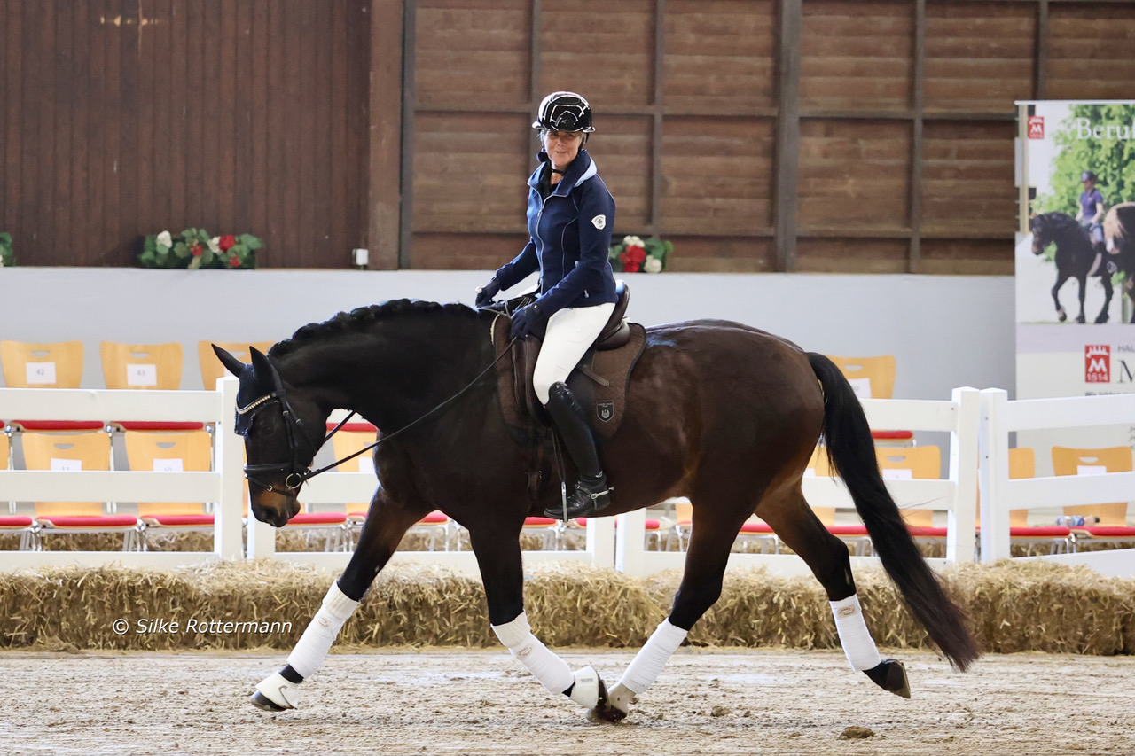 Zügel aus der Hand kauen lassen als Überprüfung der Losgelassenheit. Foto: Silke Rottermann