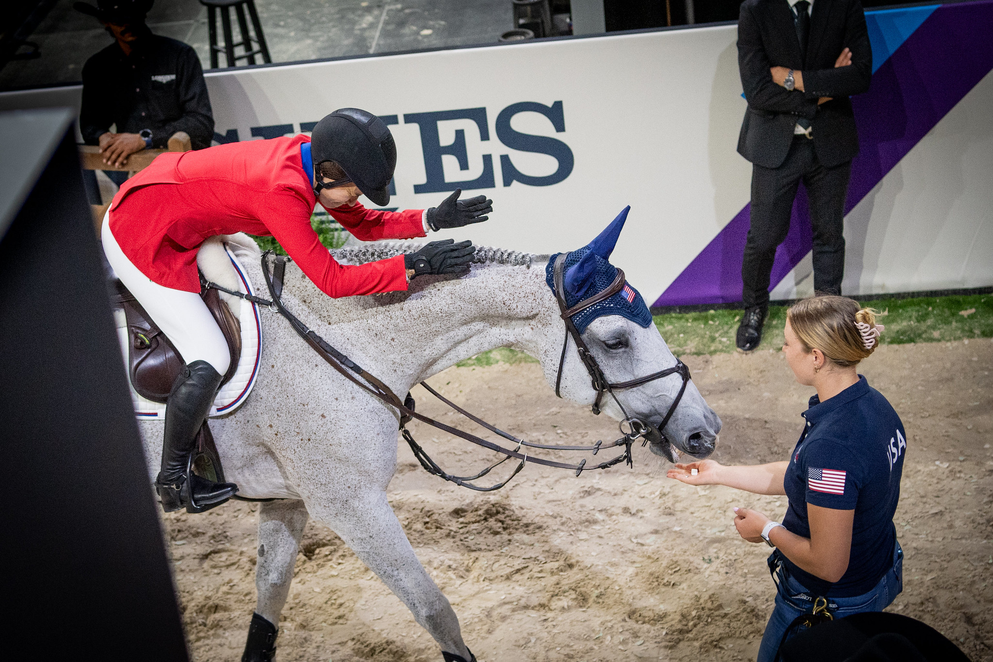 Fein gemacht! Verdiente Belohnung für Katie Dinans Out of the Blue nach ihrer Nullrunde. Foto: FEI/Shannon Brinkman