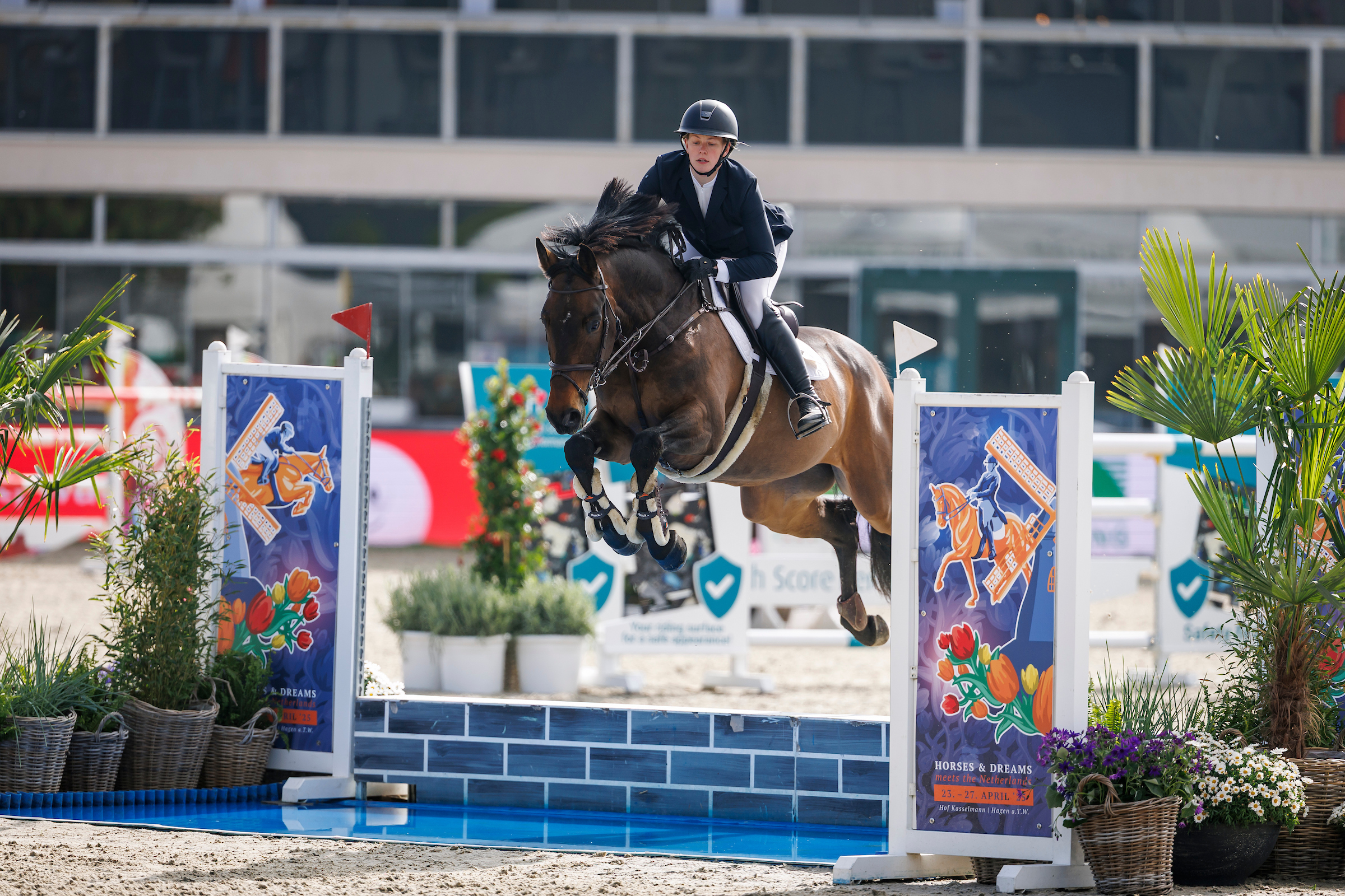 Clara Blau und Paul war der Sieg im Preis von Holger Hetzel, der ersten Finalqualifikation zu Deutschlands U25 Springpokal der Stiftung Deutscher Pferdesport in Hagen nicht zu nehmen. Vor zehn Monaten stand es gesundheitlich nicht gut um den ungarischen Wallach. Foto: sportfotos-lafrentz.de