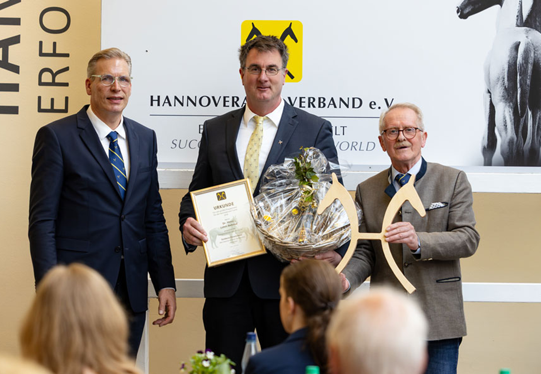 Dr. Frederic Bünger (left) was elected as the new President of the Hanoverian Association in April 2026. His predecessor Dr. Hinni Lührs-Behnke (center), who did not run again, was awarded the Golden Badge of Honour. Photo: Hanoverian Association, Fellner  