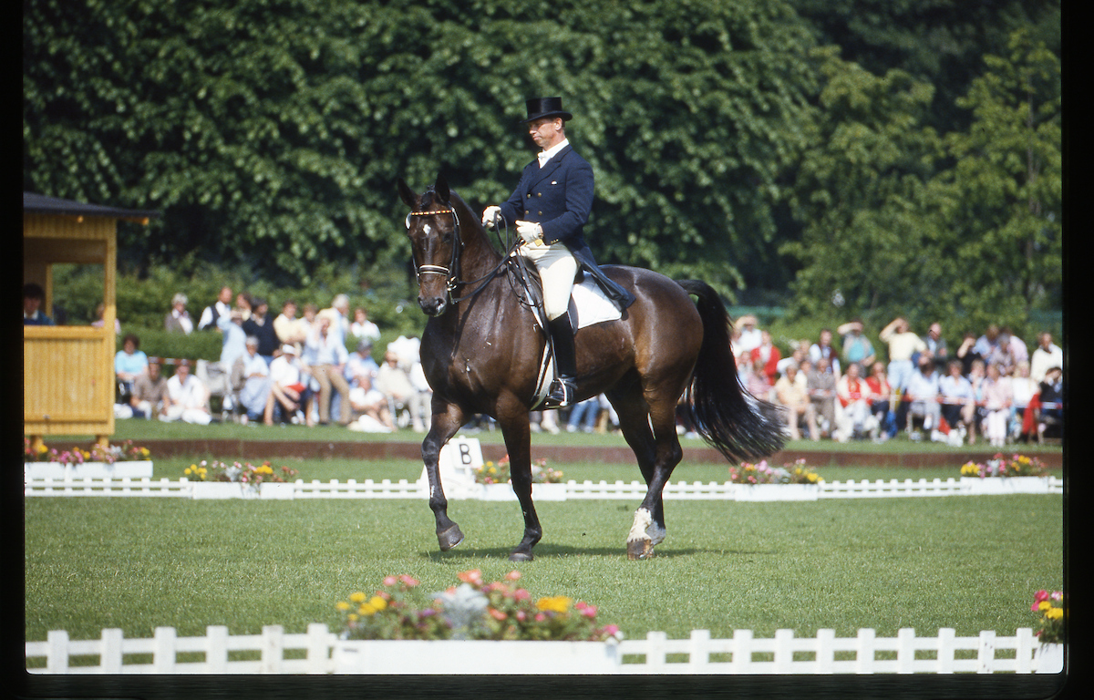 Udo Lange mit seinem Erfolgspferd Fashion beim Deutschen Dressur-Derby, in dem das Pferd des Reitmeisters das blaue Band als bester vierbeiniger Athlet erhielt. Foto: toffi-images.de
