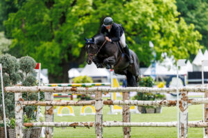 Erste Qualifikation Deutsches Spring-Derby: Sieg für schnellen Letten, Jüngel mit Nachwuchshoffnung, Thieme mit zerrissenem Equipment