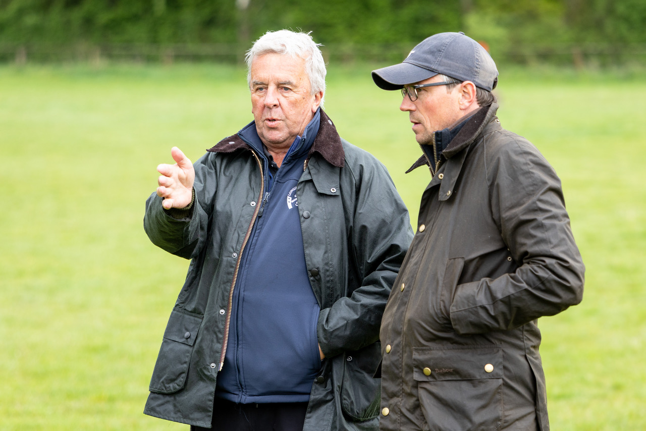 Talking shop on the course in Luhmühlen: Course designer Mike Etherington-Smith and assistant Kai-Steffen Meier. Photo: TGL / Thomas Ix