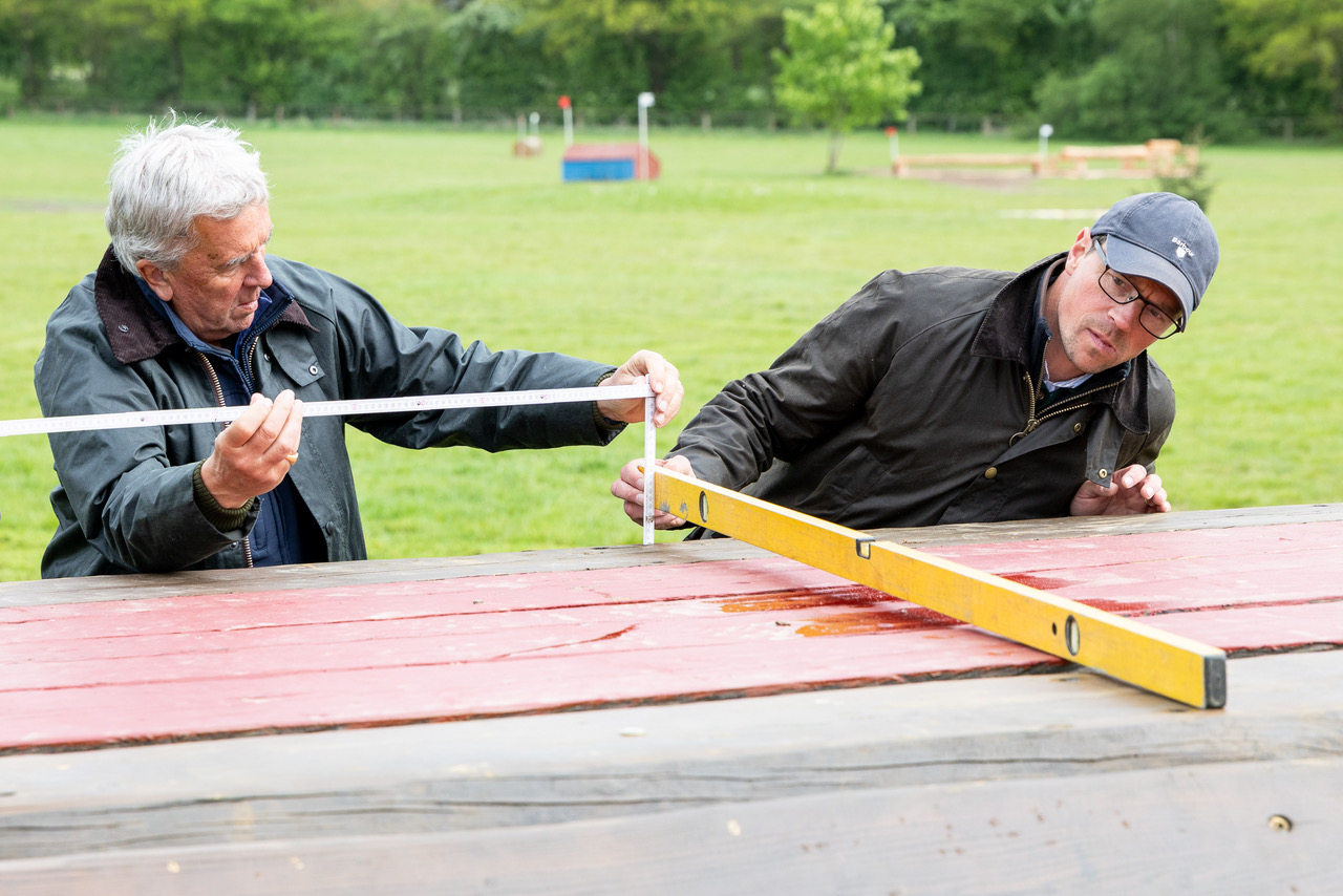 Everything straight? Course designer Mike Etherington-Smith and assistant Kai-Steffen Meier at a table obstacle in the grounds of Luhmühlen. Photo: TGL / Thomas Ix