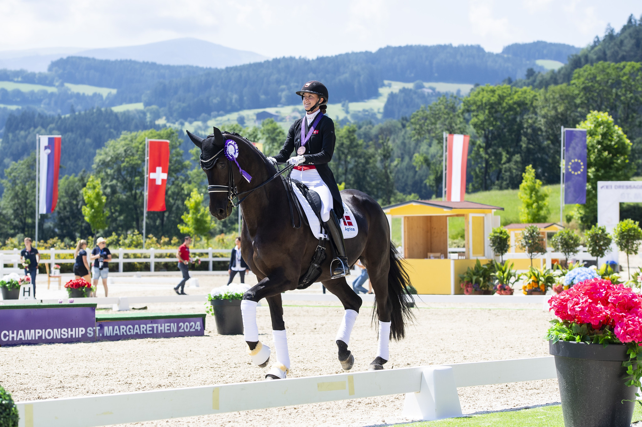 Mit dem selbst ausgebildeten Blue Hors Quintana holte Sophia Ludvigsen mehrere Medaillen bei U25 Europameisterschaften.
Foto: FEI/Lukasz Kowalski