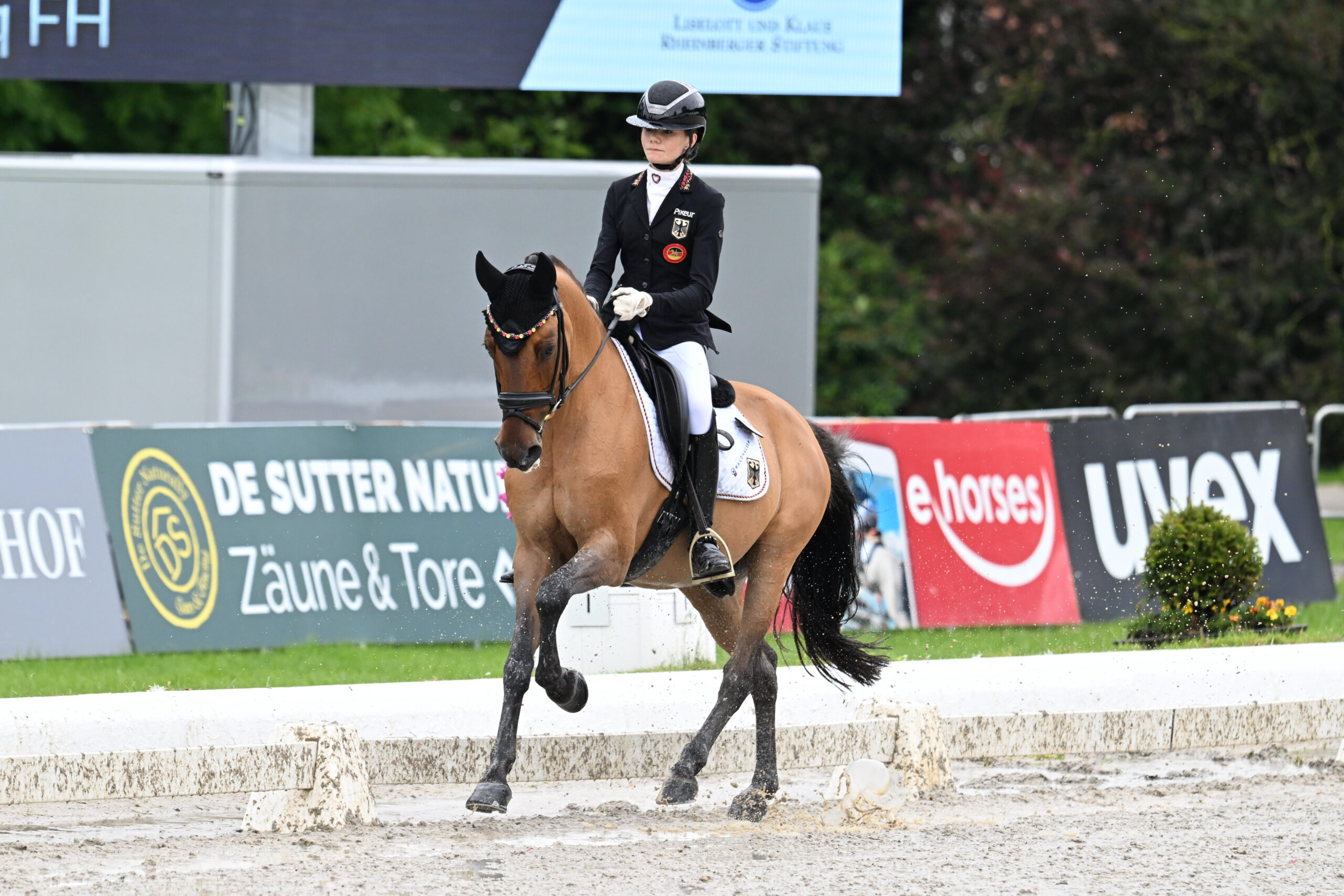 Lilly Kasselmann – hier mit Pony Nasdaq, der schon zwei andere Reiterinnen zu EM-Meriten getragen hat – wurde gleich in zwei Altersklassen ins EM-Team berufen.
Foto: Mirka Nilkens