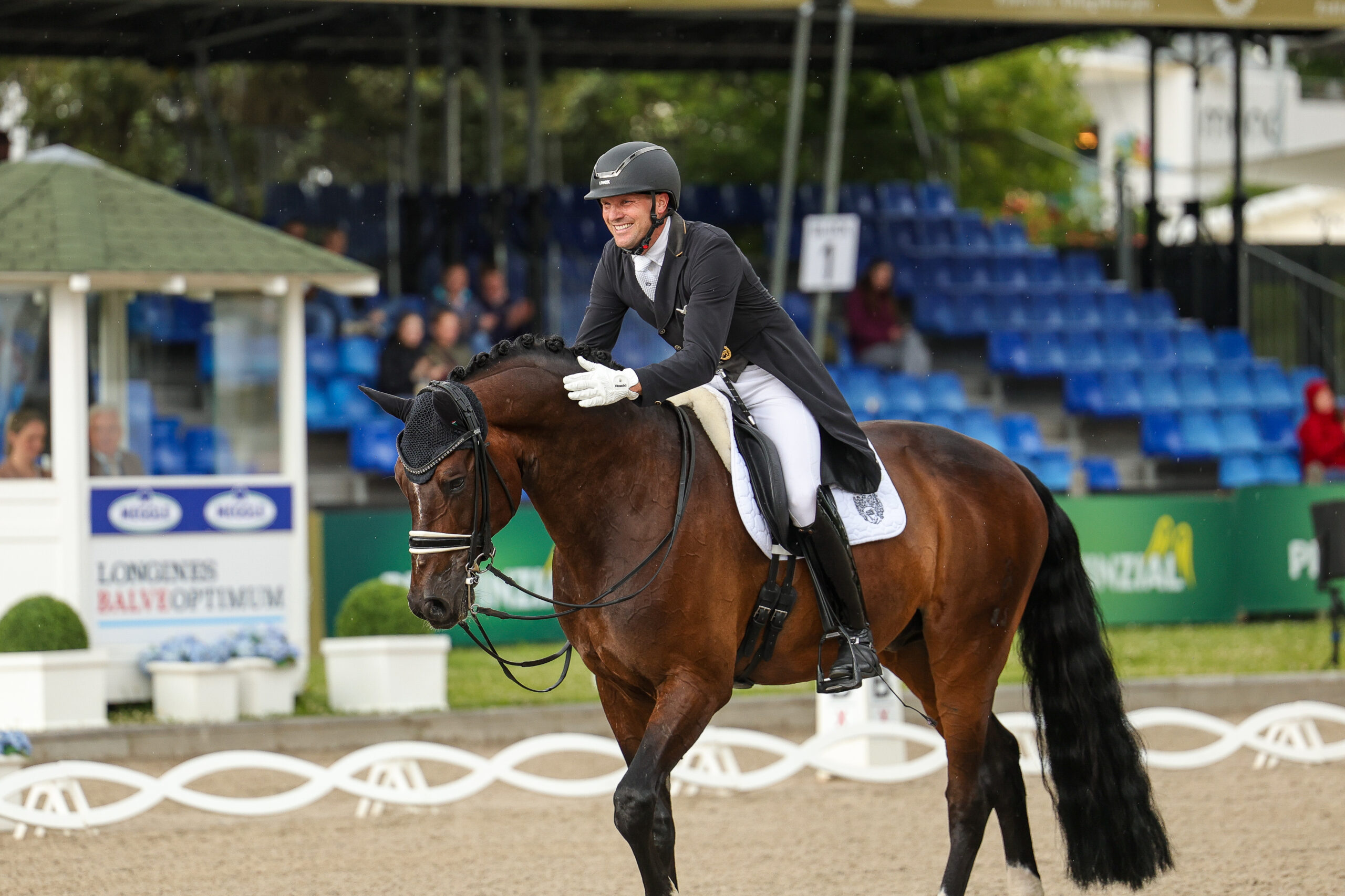 A highly satisfied Matthias Bouten after his winning ride with F-Type OLD in the warm-up competition for the stars of tomorrow in Balve. Photo: Rebecca Thamm 