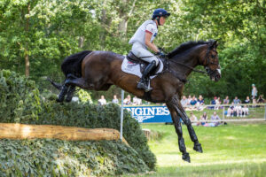 Bubby Upton führt im CCI4*-L in Bramham, ein Pferd erleidet Herzattacke