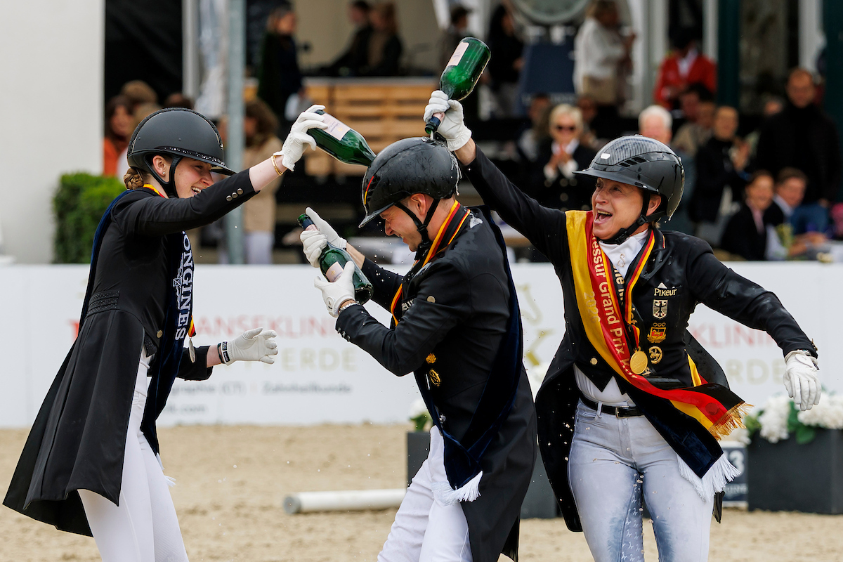 Two ladies, one gentleman, three bottles of bubbly: Champion's ceremony with (from left) Semmieke Rothenberger, Raphael Netz and Isabell Werth in the Balver jumping stadium. Photo: sportfotos-lafrentz.de