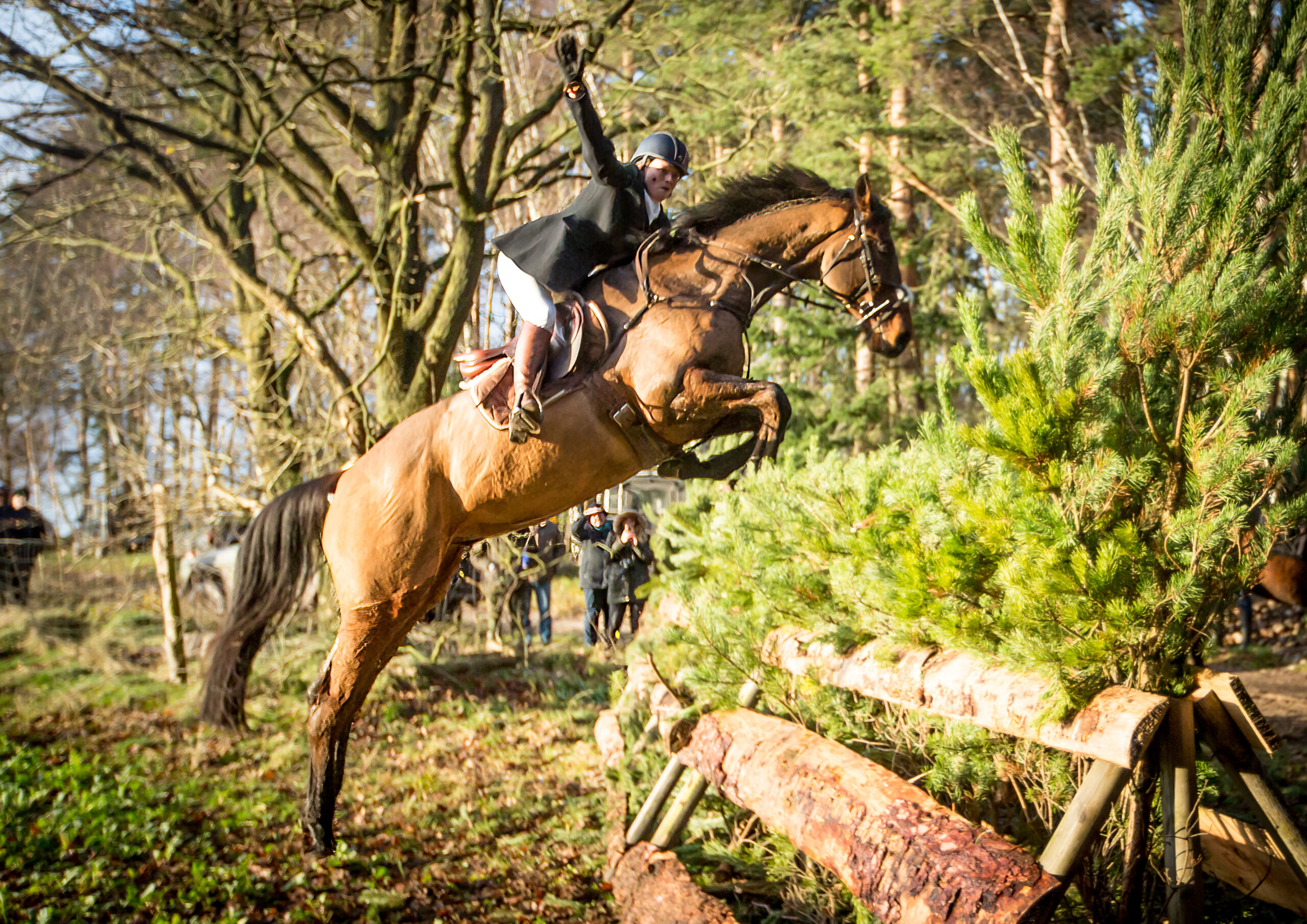 Diese Hecke war eigentlich zum Durchstreichen gedacht… Aber Aspen springt lieber oben drüber. Flugbegleiterin Katha Meyer gefällt es – der kleine Gruß gen Fotograf Thomas Ix macht es deutlich. Foto: foto-ix.de