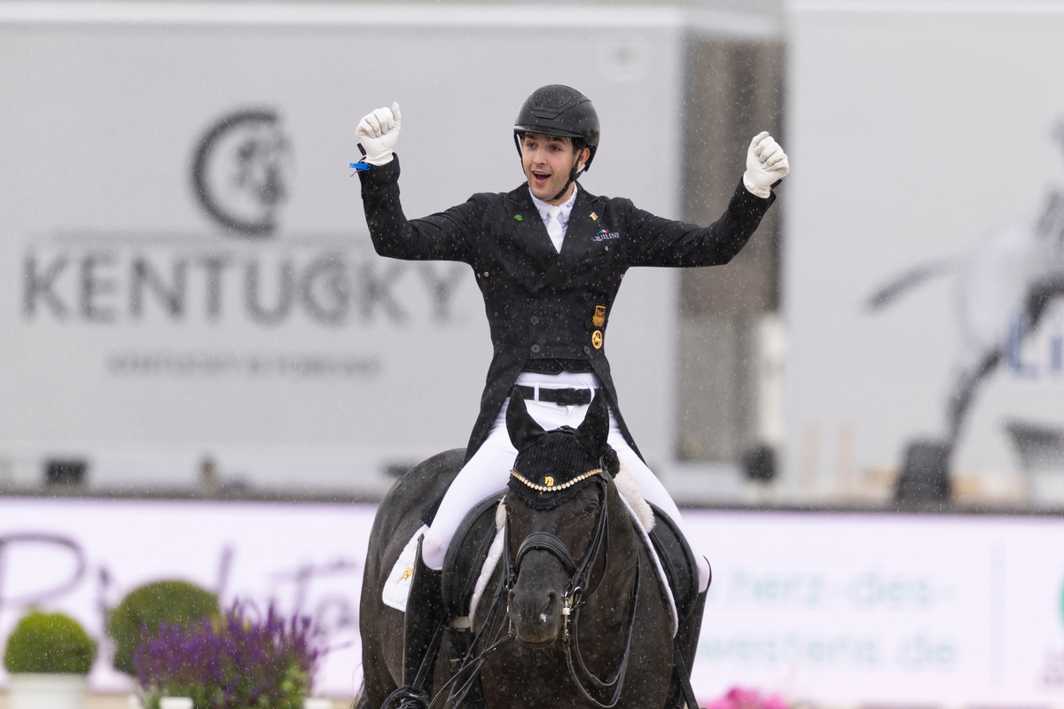 Der Moment, wenn dein Körper schon die Siegerpose einnimmt, aber du es immer noch nicht glauben kannst – Riesenfreude über einen tollen Erfolg bei Moritz Treffinger und Morricone.
Foto: reitsport-hellmann.de