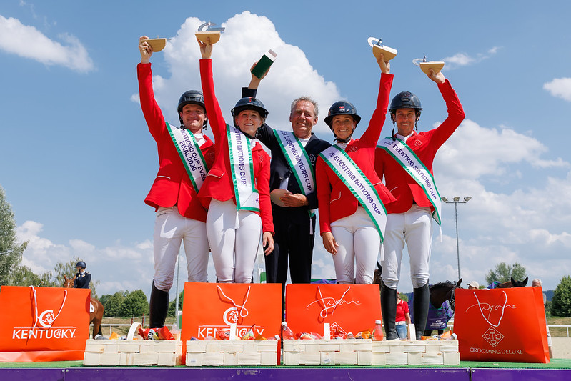Die siegende Schweizer Equipe: Robin Godel/Grandeur de Lully CH, Angelika Dubach/Felin de Chignan, Mélody Johner/Erin, Felix Vogg/Colero. Photo: FEI/Libby Law Photography