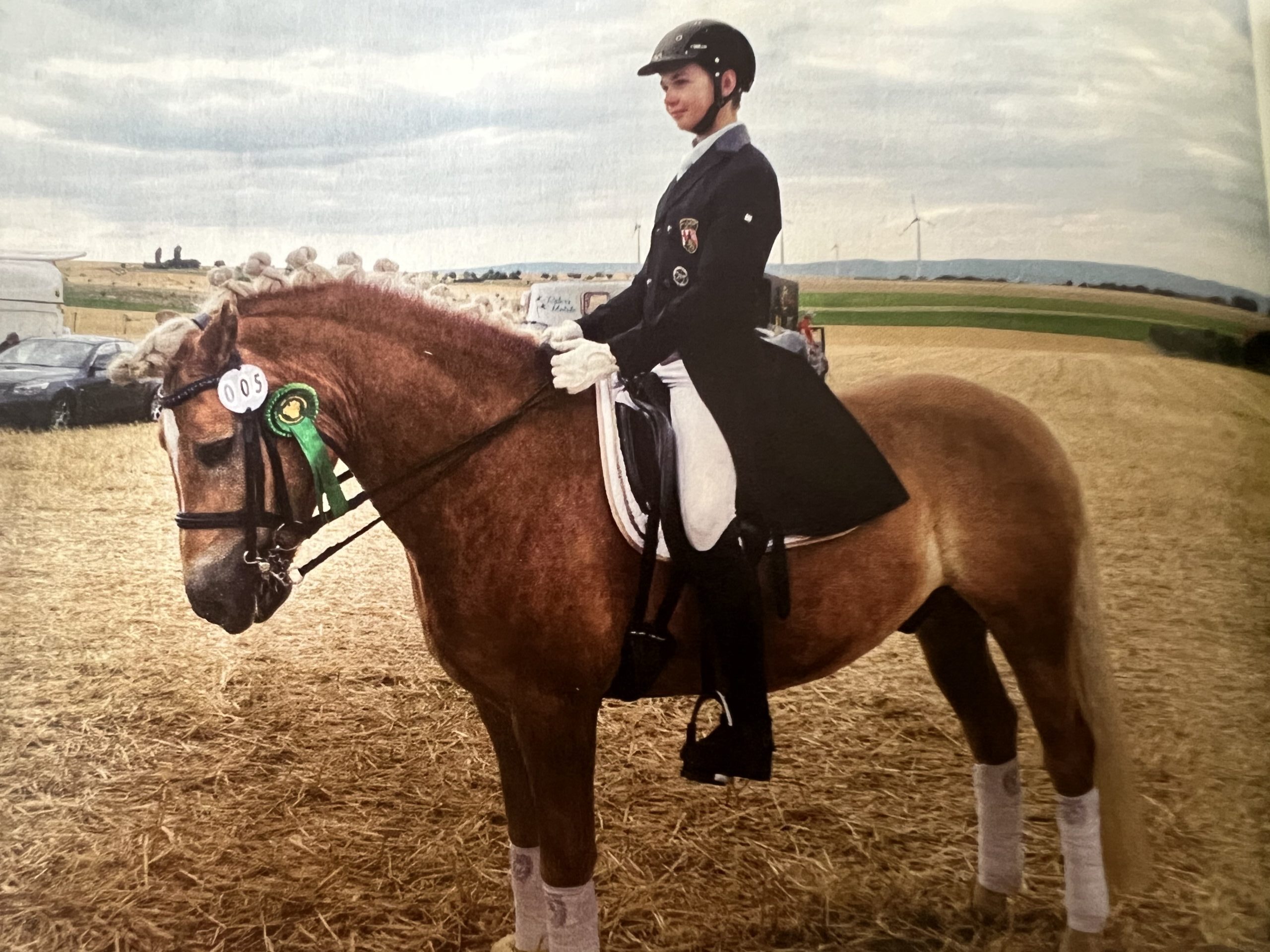 Raphael Netz als Teenager mit Haflinger Aki und dem ersten Frack. "Ich sah aus wie ein Pinguin." Foto: Privat
