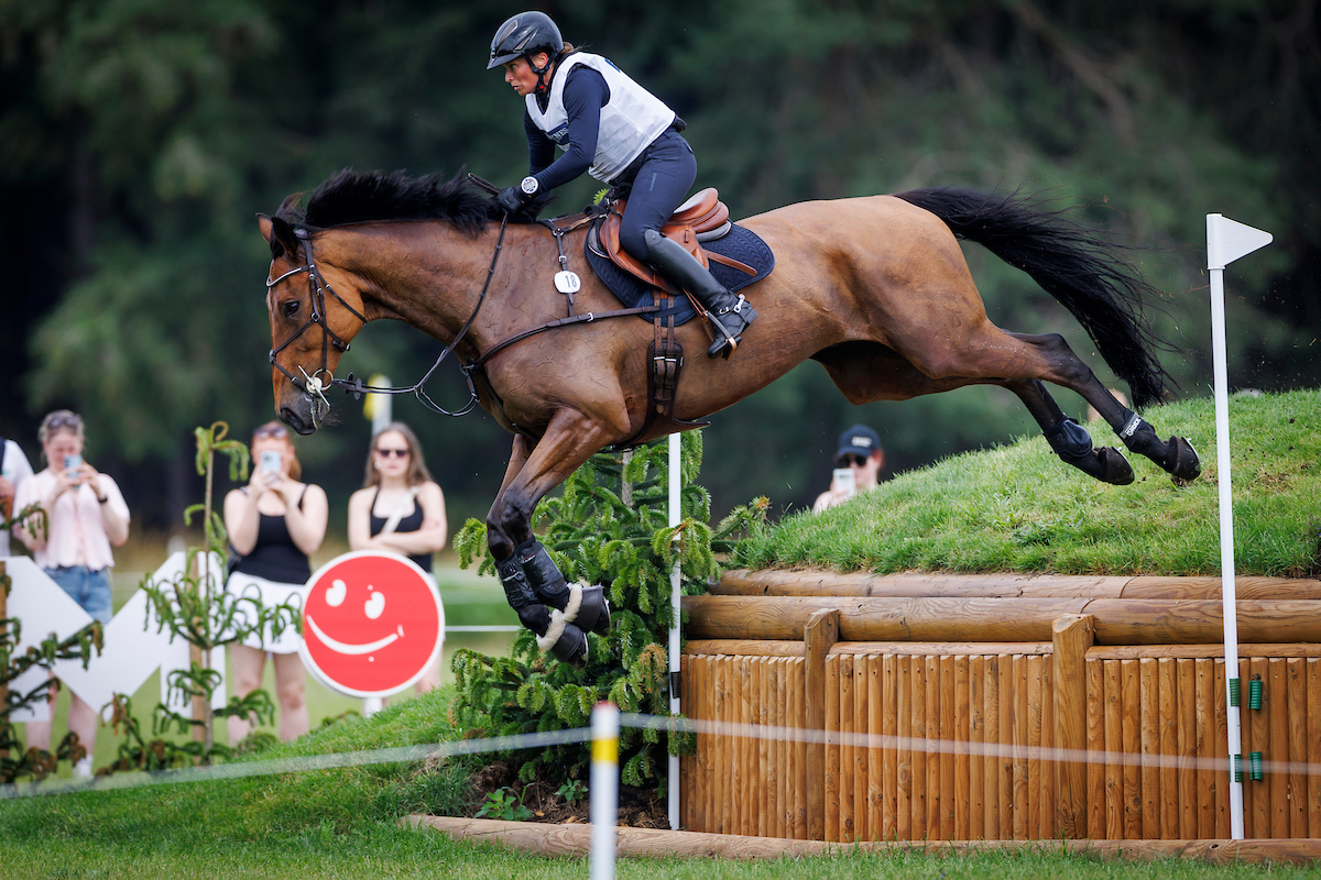 Vertrauen ist alles – „Wenn ich sage, du musst da rüber springen, dann macht er das“, ist sich Katha Meyer sicher. Hier an der Irish Bank im Geländekurs von Luhmühlen 2026. Foto: sportfotos-lafrentz.de