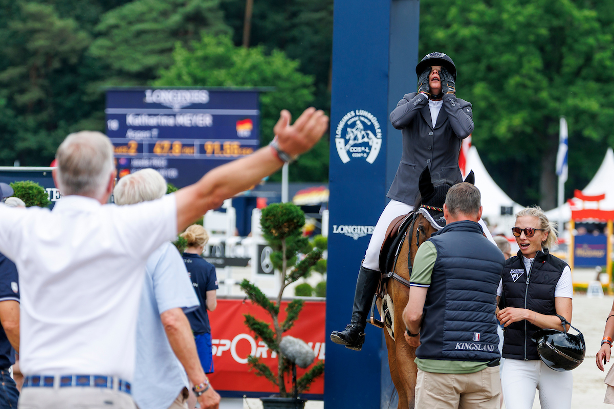Wenn die persönliche Freude von allen geteilt wird: Katharina Meyer und Aspen T nach dem Parcoursspringen beim CCI5*-L in Luhmühlen. Anna Siemer (re.) ist einer der ersten Gratulantinen. Foto: sportfotos-lafrentz.de