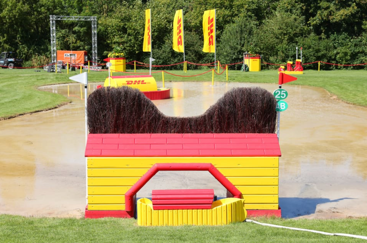 Sprung 25 AB C DHL Water Complex – nach dem Wassereinsprung AB aus einer Wendung heraus geht es nach dem Wasser über eine schmale Triplebarre weiter.