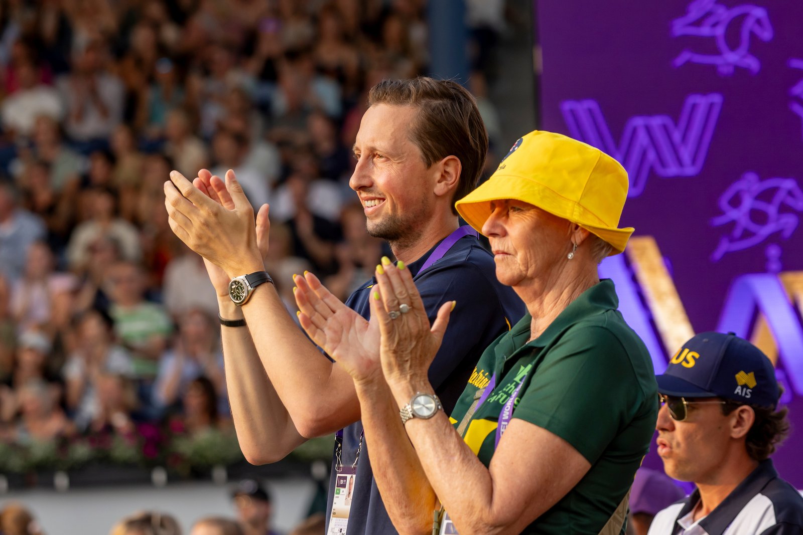 Sein Einsatz ist zwar erst nächste Woche, aber Martin Fuchs ist schon eine Woche früher angereist, um seiner Verlobten Simone Pearce die Daumen zu drücken – hat geklappt!
Foto