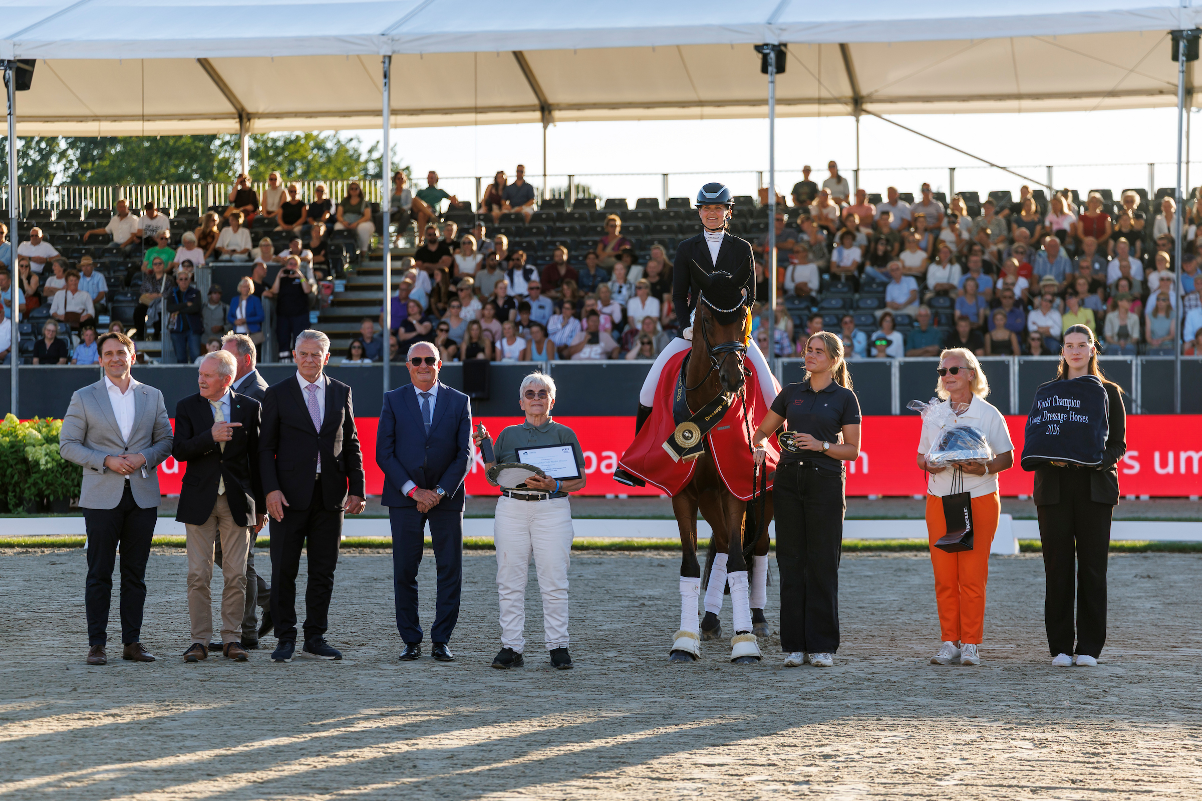 Siegerehrung WM junge Dressurpferde 2026 – Weltmeister Faustino G. neben seiner Züchterin Helene Geervliet. Foto: sportfotos-lafrentz.de