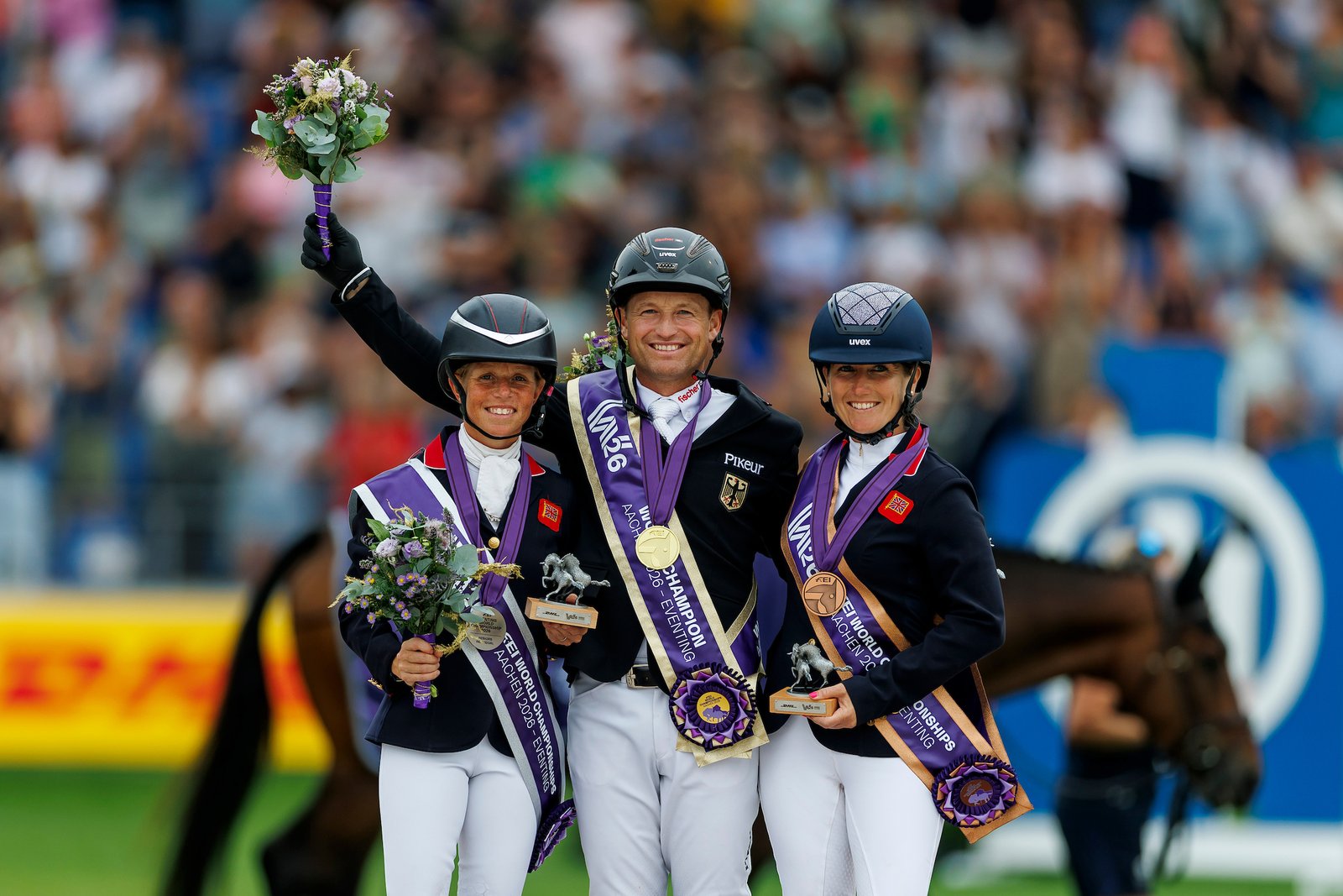 Die drei Medaillengewinner der WM 2026 in der Vielseitigkeit: Gold – Michael Jung/Chipmunk, Silber – Ros Canter/Lorships Graffalo, Bronze – Laura Collett/London.
Foto: 
