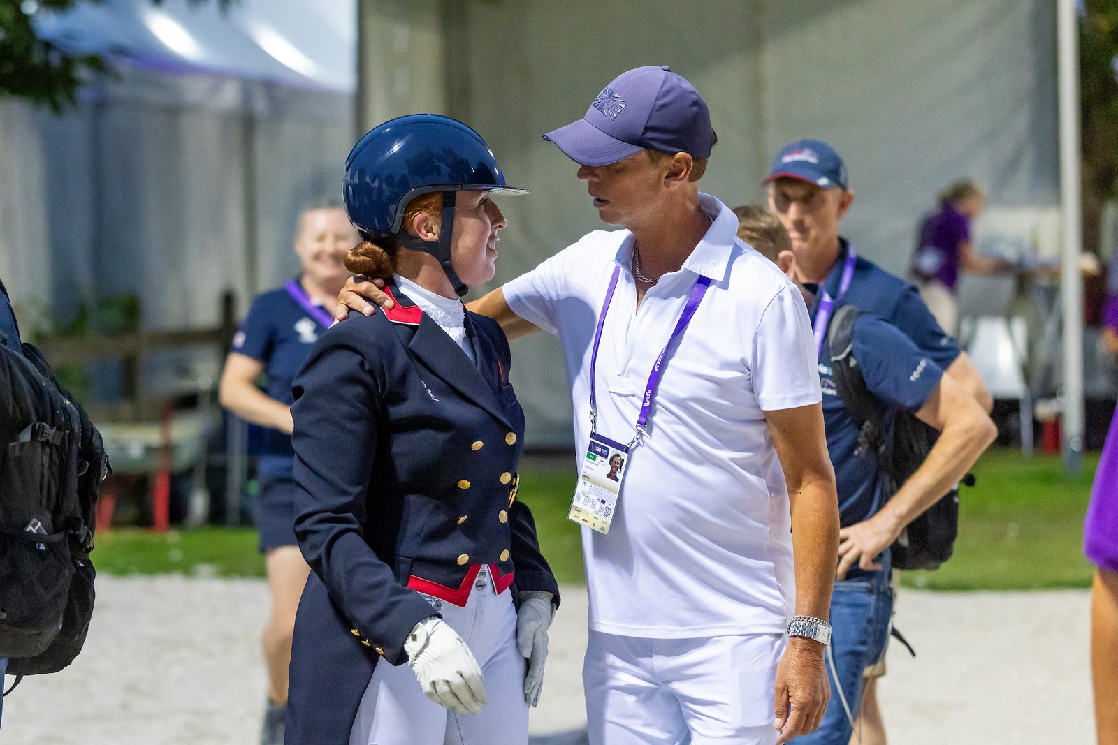 Gratulation vom Teamkollegen Carl Hester für Becky Moody, ehe der sich selbst auf seinen Ritt vorbereiten muss. 