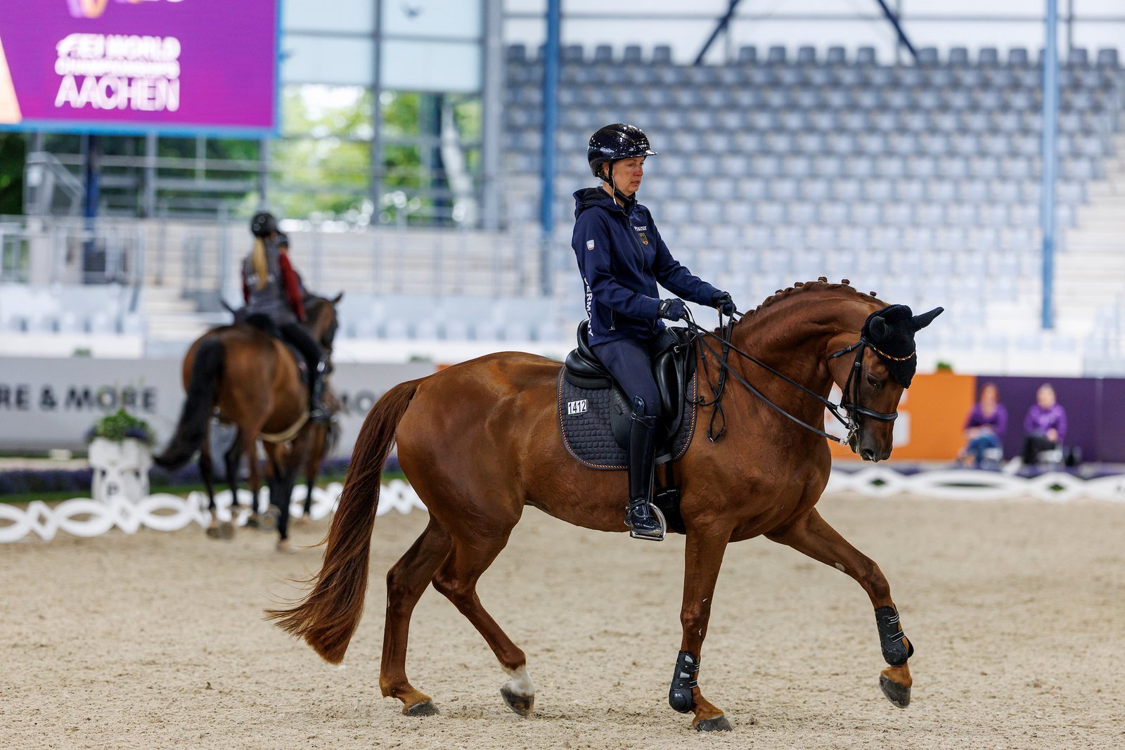 Anna-Lena Niehues und Vive l'Amour bei der Gewöhnung an das Prüfungsviereck im – interimsweise überdachten – Aachener Dressurstadion.
Foto: sportfotos-lafrentz.de