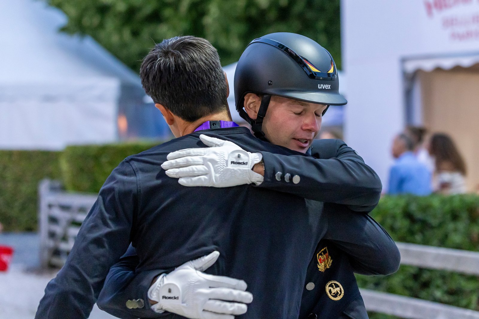 Da sieht man auch eine Menge Erleichterung bei Raphael Netz in der Umarmung von Trainer Seb Heinze. Verständlich! Erste WM, zweimal Personal Best, Mannschaftsgold und dann auch noch eine Kür, die Werbung fürs Dressurreiten war.
Foto: 