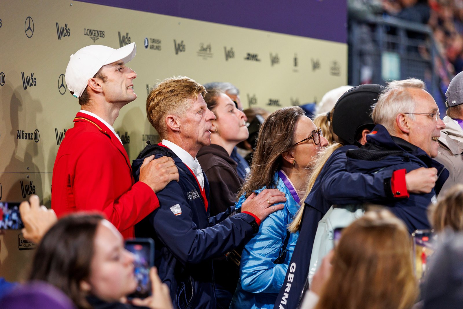 Meanwhile in der Kiss & Cry – noch vier Sprünge, dann wartet der Titel. Team Germany zittert mit Daniel Deußer mit.
Foto: 