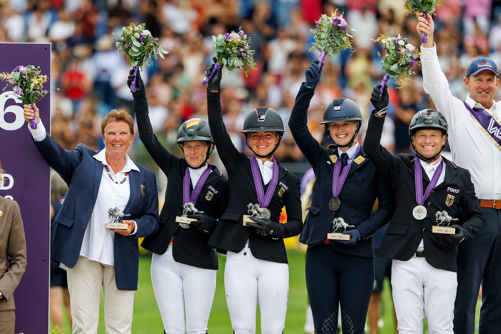 Und das überglückliche deutsche Team mit Equipechefin Dr. Annette Wyrwoll. "Diese Medaille ist für Peter" gingen Grüße an Bundestrainer Peter Thomsen raus, der weiter auf dem Weg der Besserung ist. Nun sicherlich noch schneller.
Foto: 