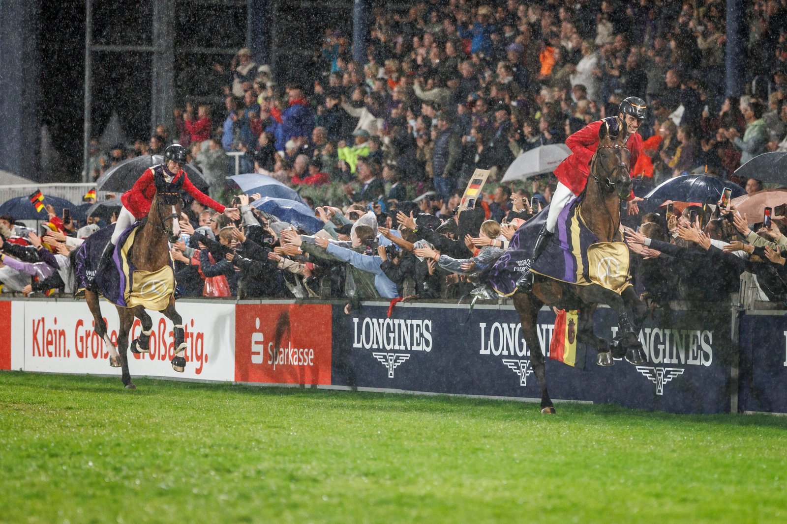 Da kann es Katzen und Hunde regnen, so eine WM Ehrenrunde will genossen werden, innerhalb und außerhalb des Stadions.
Foto