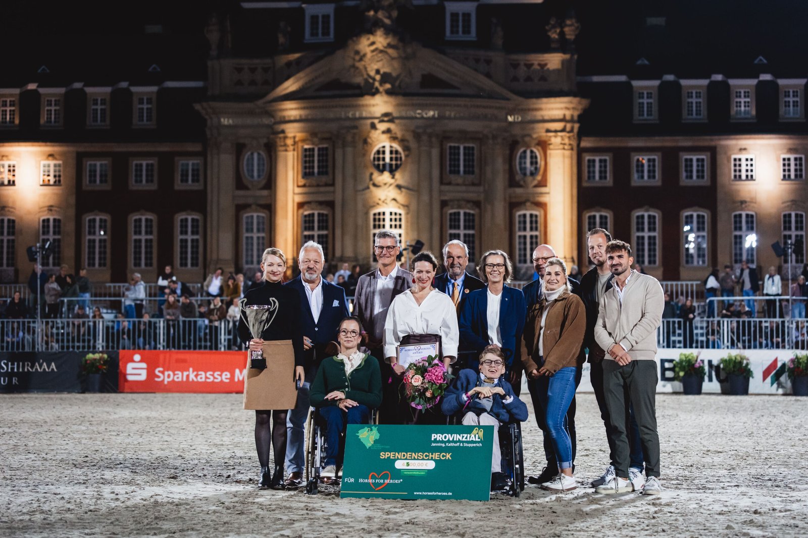 Britta Wassermann (ganz links) wurde beim Turnier der Sieger mit dem Horses for Heroes Award ausgezeichnet. Foto: Johanna Milse
