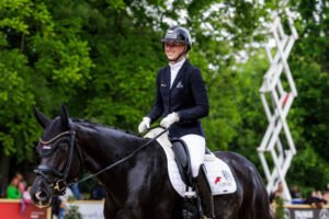 Darmstadt: Charlotta Rogerson Nice Touch W mit einem Bein in Frankfurt, Turnierepremiere von Oatley und Opoque