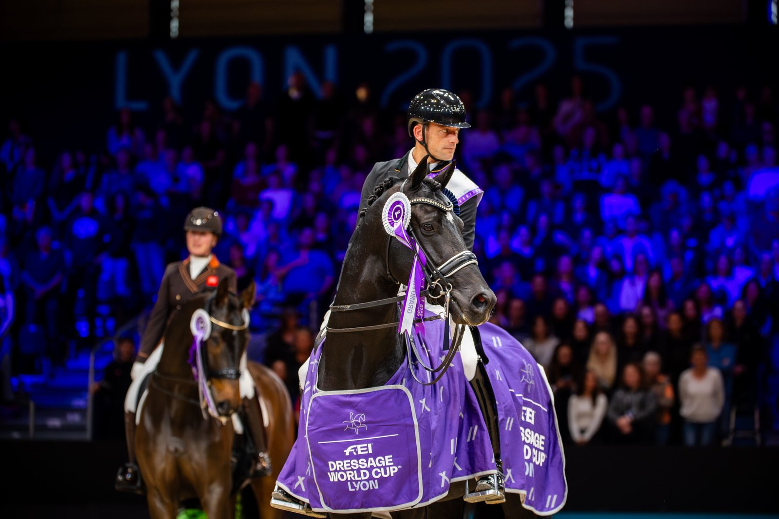 Justin Verboomen und Zonik Plus nach ihrem Sieg 2025 in Lyon, damals vor der späteren Finalsiegerin Becky Moody, heute vor Isabell Werth und Viva Gold OLD. 
Foto: FEI/Lukasz Kowalski