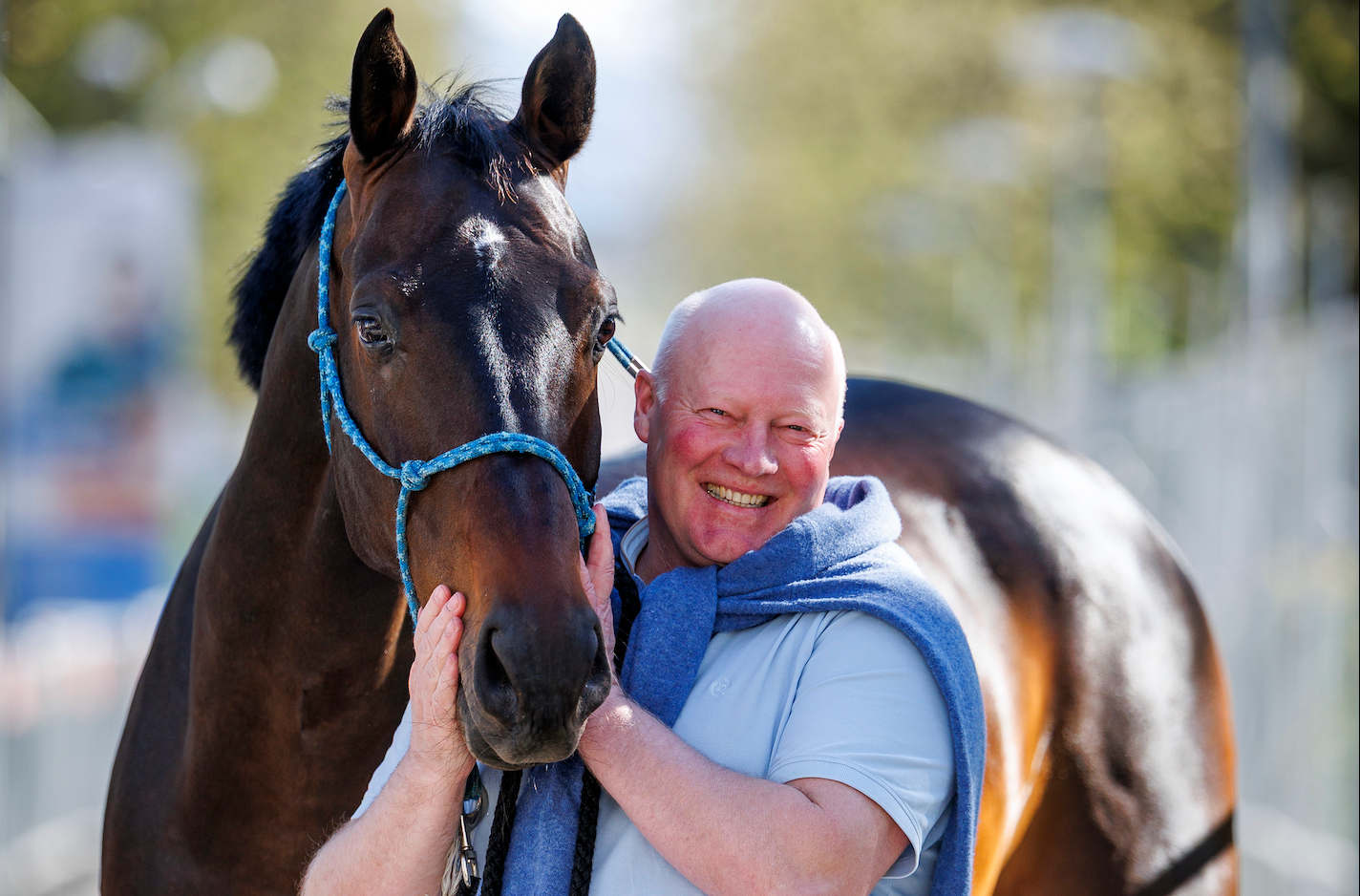 Superpferd trifft Züchter – Bull Run's Jireh beim Weltcup-Finale 2025 mit seinem Züchter Timm Peters.
Foto: sportfotos-lafrentz.de