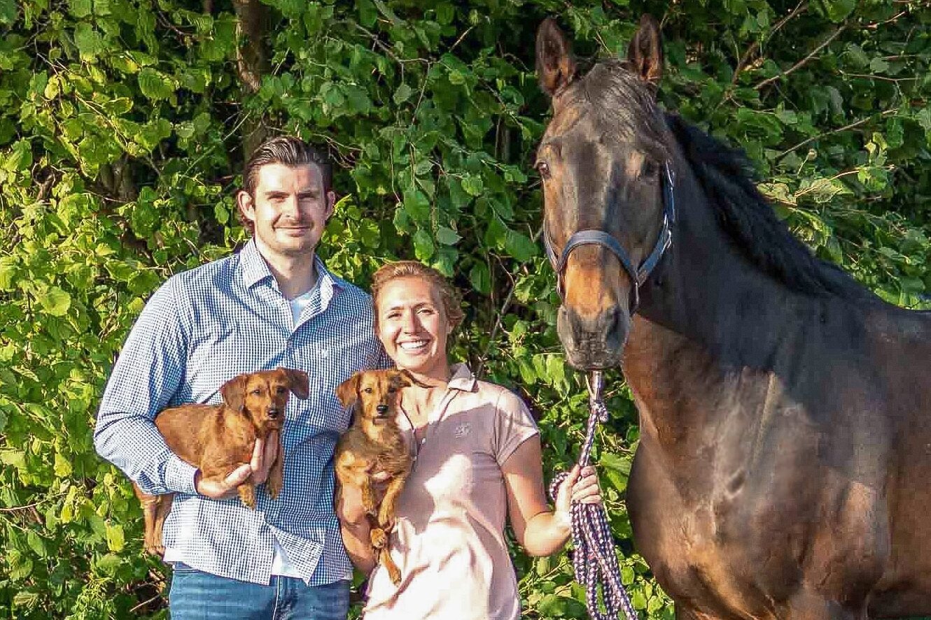 Elisa Herrges und Florian Riebel (li.) betreiben das Hofgut am Mühltal in NIddatal. Foto: privat