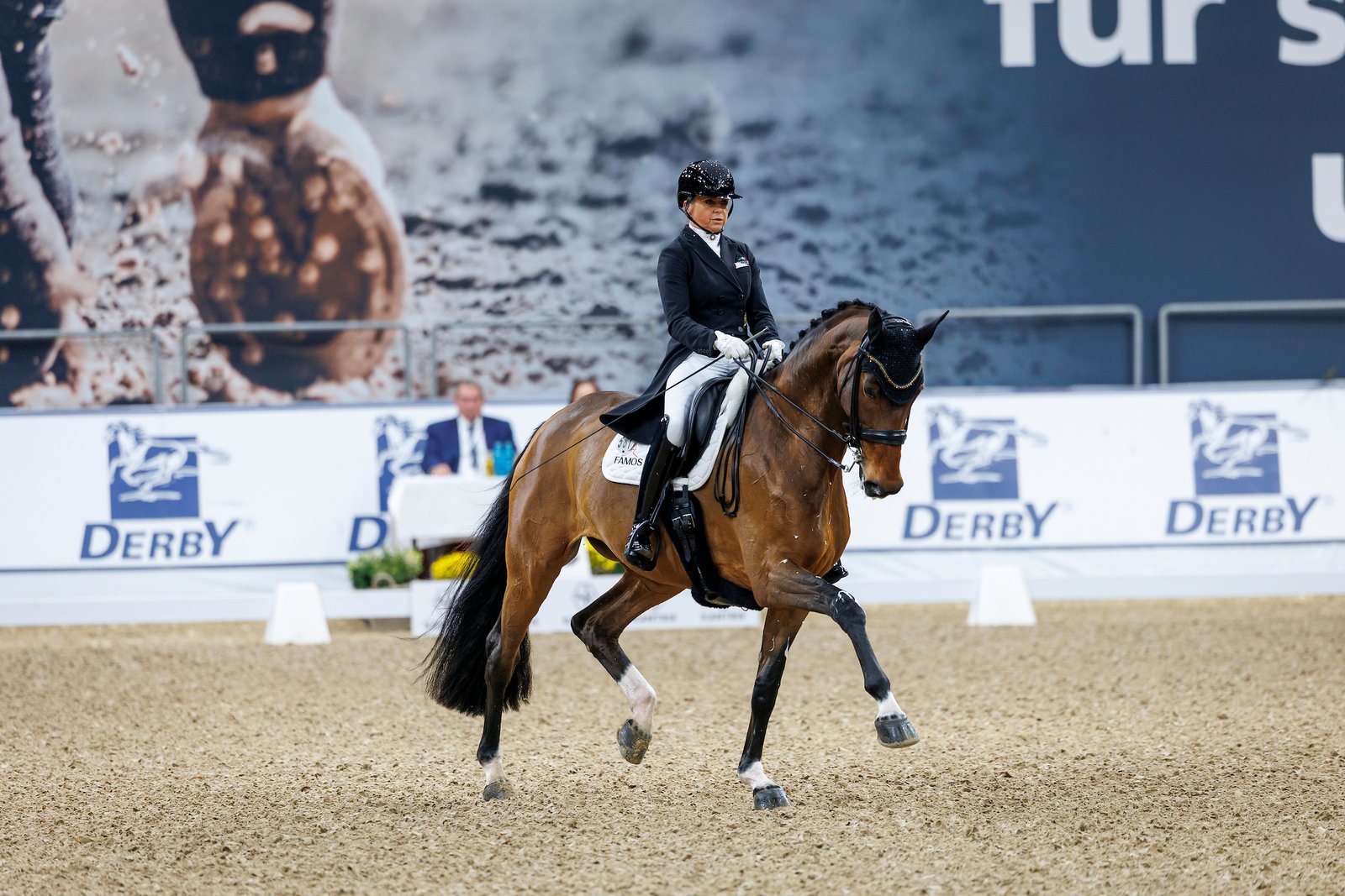 Dorothee Schneider und Valerie, die nun den Vornamen "Famos" für ihre Heimat, das Gestüt Famos, trägt.
Foto: sportfotos-lafrentz.de